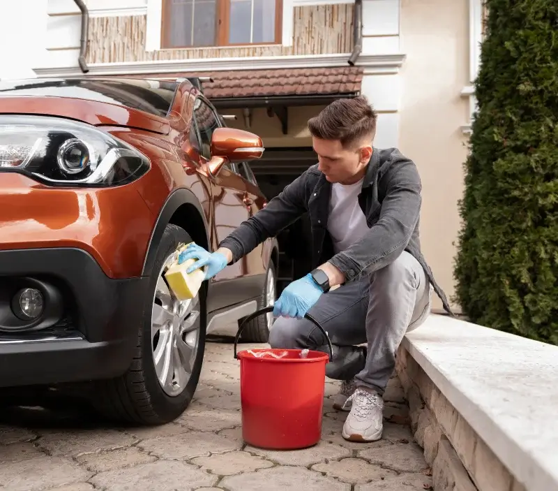 Lavage auto à domicile Moussac : professionnel intervenant sur un véhicule
